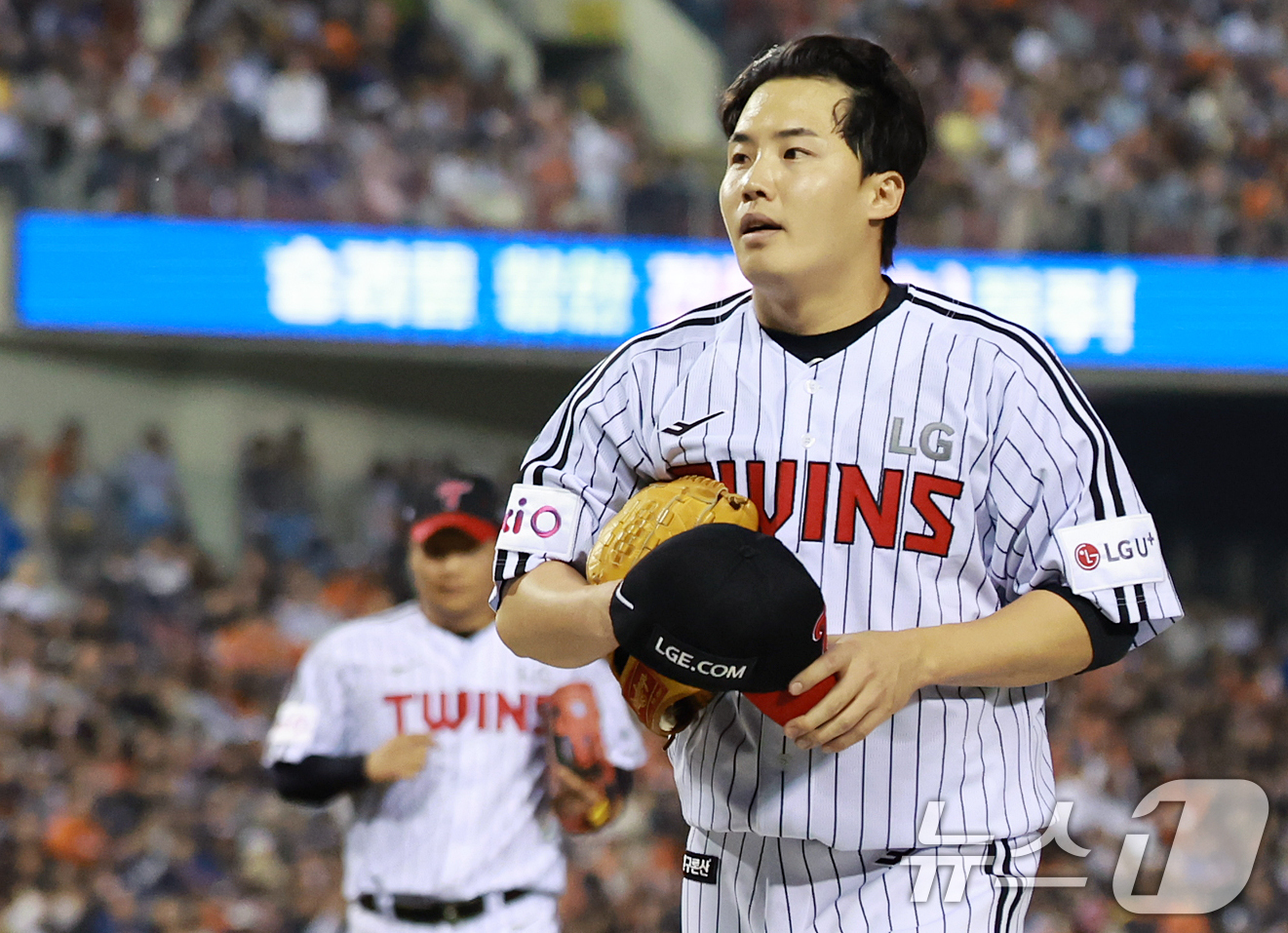 (서울=뉴스1) 김진환 기자 = 26일 서울 송파구 잠실야구장에서 열린 '2025 신한 SOL 뱅크 KBO리그' 한화 이글스와 LG 트윈스의 경기, LG 선발 임찬규가 7회초 이닝 …