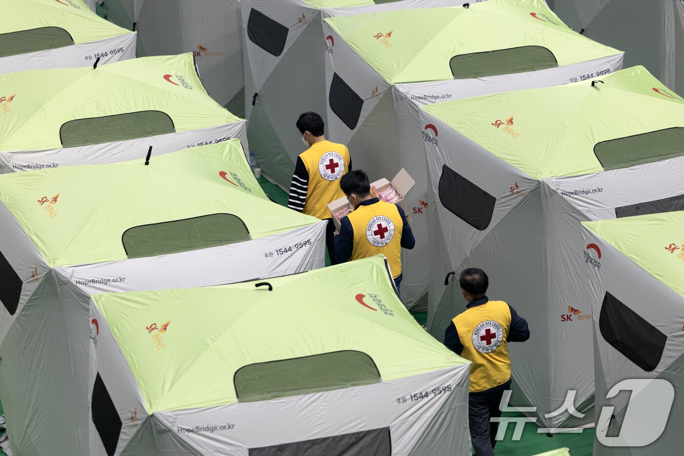 본문 이미지 - 26일 오후 경북 안동시 안동실내체육관에 마련된 산불 이재민 대피소에서 대한적십자사 관계자들이 구호 물품을 배분하고 있다. 2025.3.26/뉴스1 ⓒ News1 이승배 기자