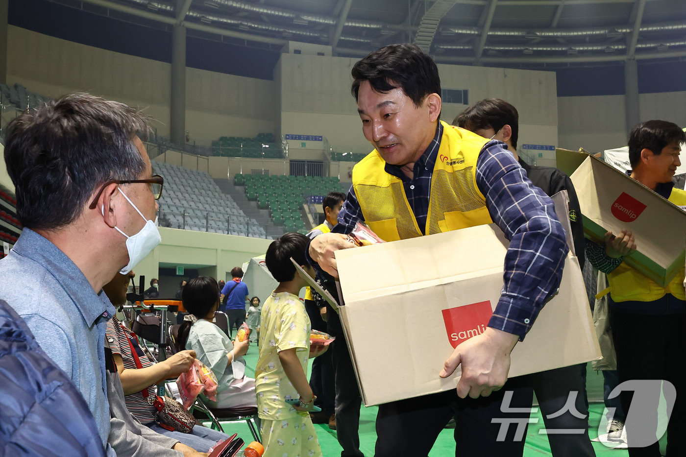 (서울=뉴스1) 이승배 기자 = 원희룡 전 국토교통부 장관이 26일 경북 안동체육관에 마련된 산불 피해 이재민 대피소에서 자원봉사를 하고 있다. (공동취재) 2025.3.26/뉴스 …