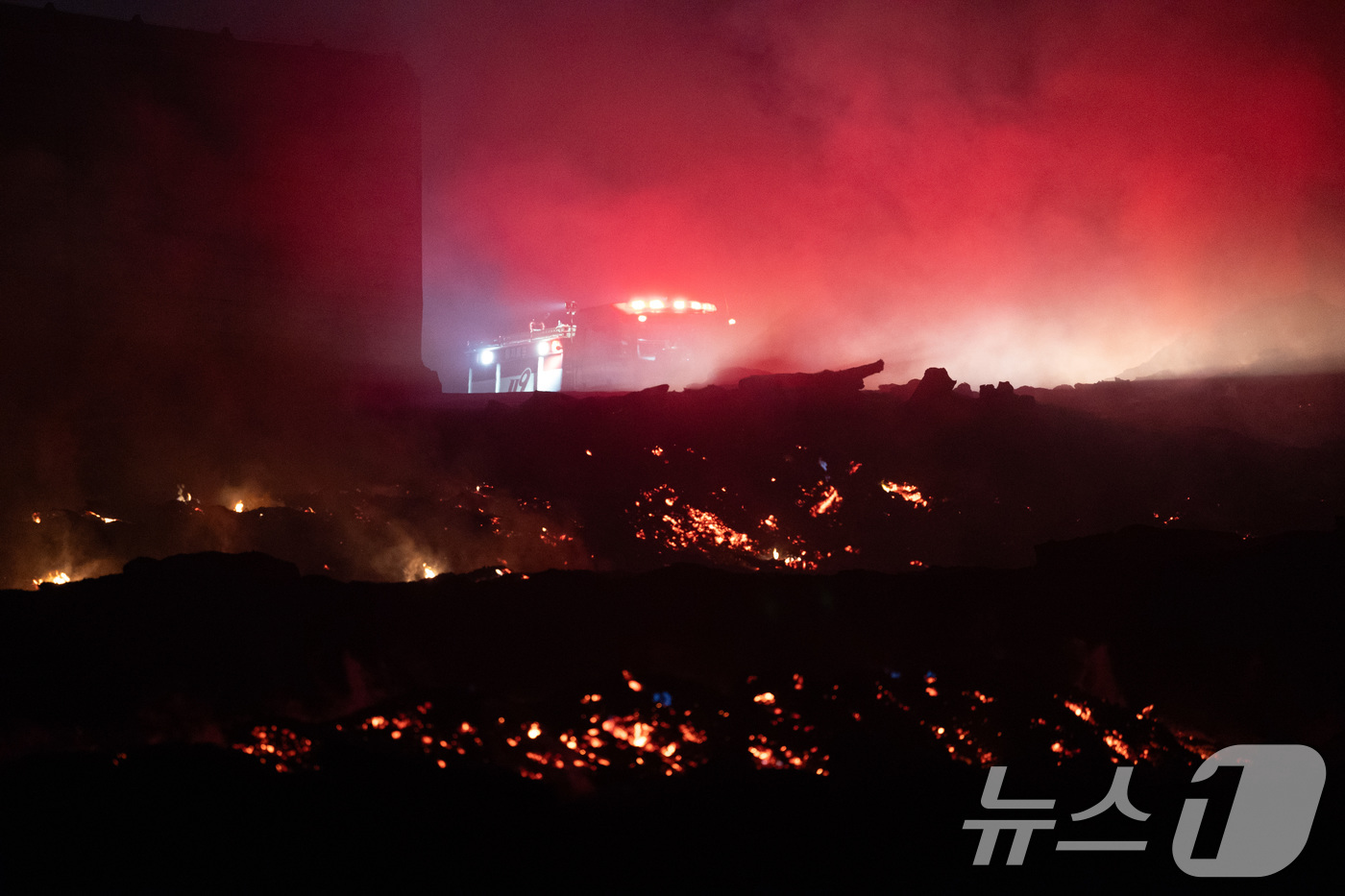 (안동=뉴스1) 이재명 기자 = 26일 오후 경북 안동시 일직면 야산에 산불이 번지고 있다. 2025.3.26/뉴스1
