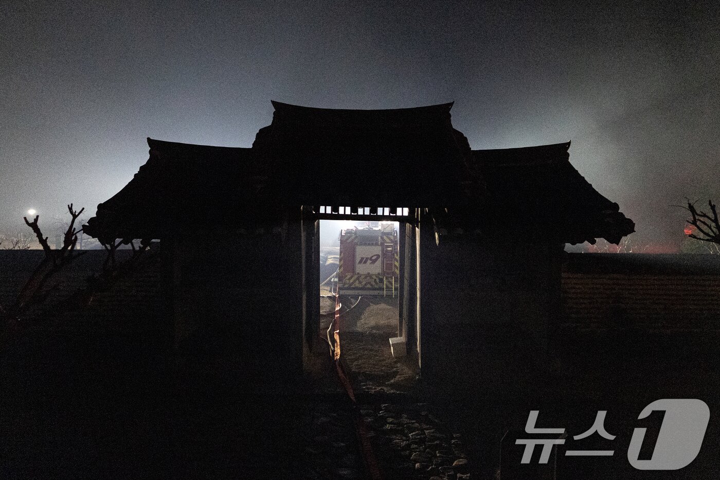 본문 이미지 - 의성 산불이 이어지고 있는  경북 안동시 세계문화유산인 병산서원에 소방차 등이 대기하고 있다. 2025.3.26/뉴스1 ⓒ News1 이승배 기자