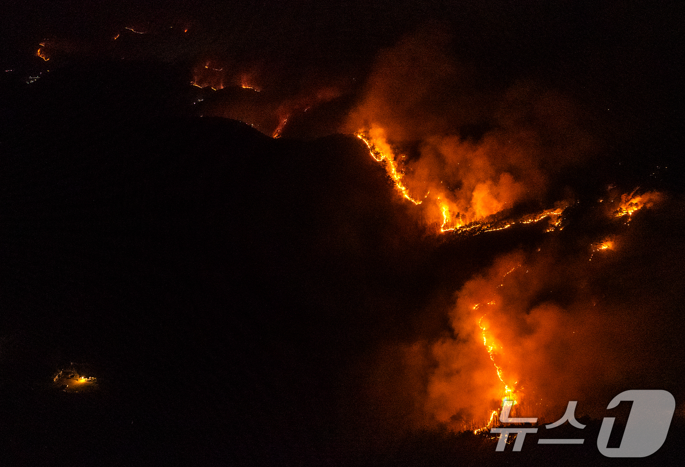 (청송=뉴스1) 공정식 기자 = 26일 오후 어둠이 내린 경북 청송군 주왕산면 상의리 주왕산국립공원에 산불이 번지고 있다. 2025.3.26/뉴스1