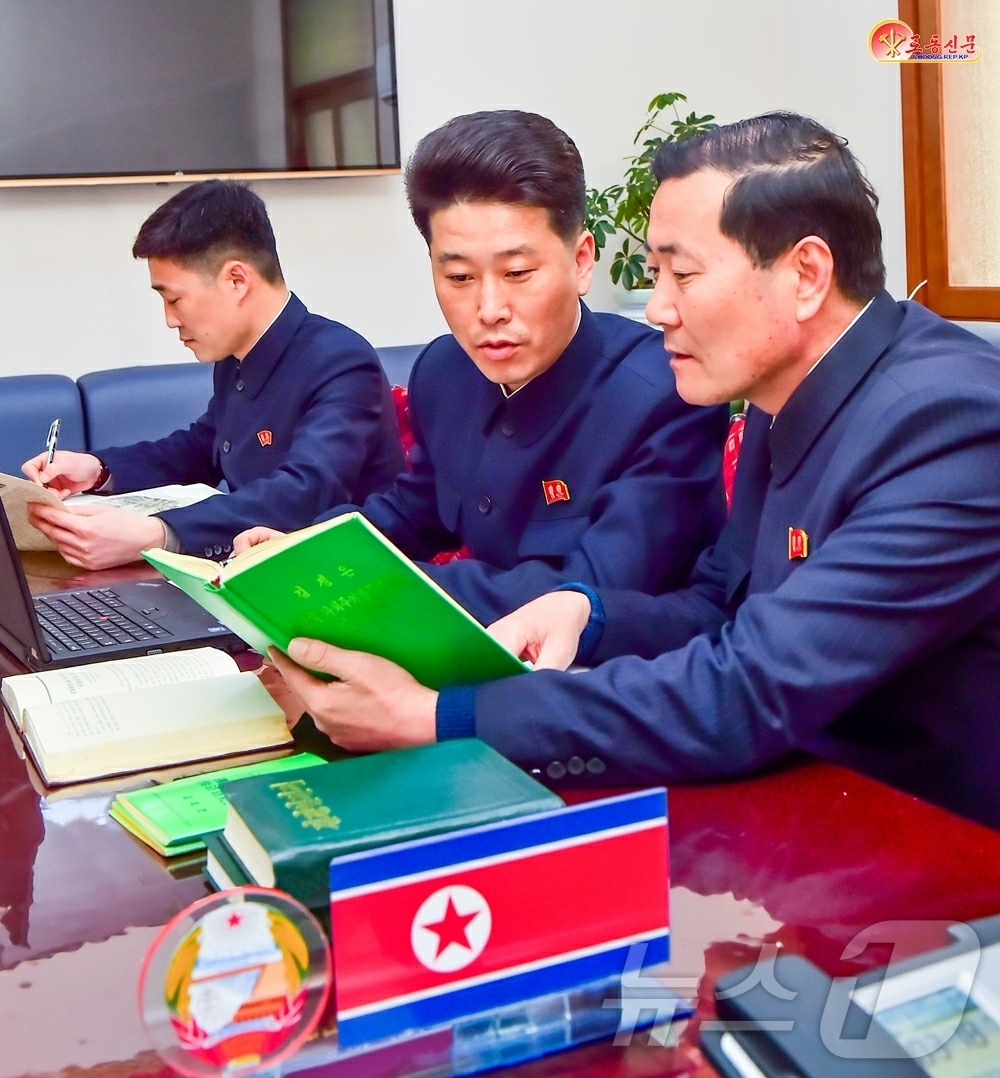 (평양 노동신문=뉴스1) = 북한 노동당 기관지 노동신문은 27일 "당 일꾼의 필수적 자질은 글쓰기 능력과 발표력"이라고 강조했다. [국내에서만 사용가능. 재배포 금지. DB 금지 …