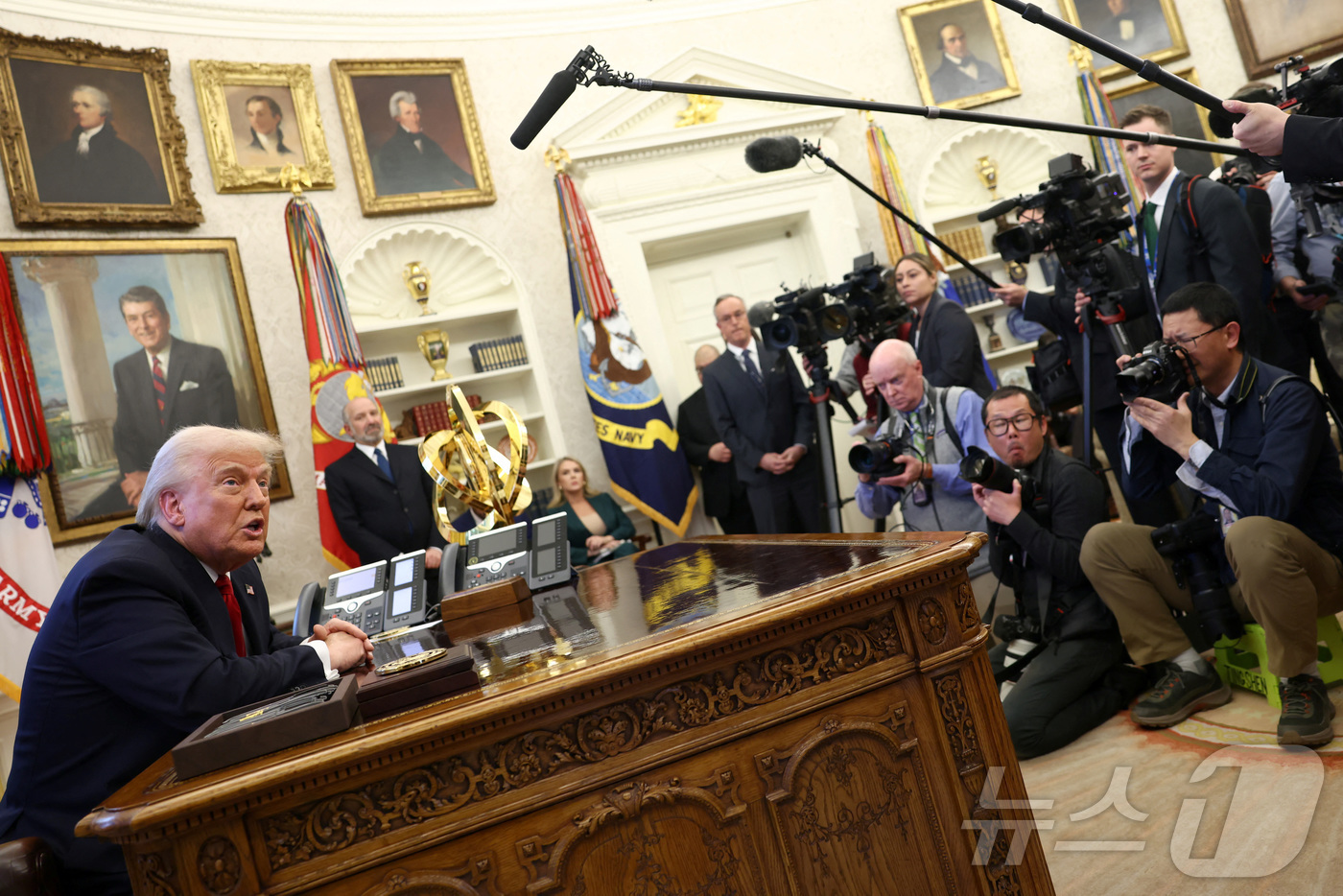 (로이터=뉴스1) = 도널드 트럼프 미국 대통령이 26일(현지시간) 워싱턴 DC 백악관 집무실에서 자동차 수입품에 대한 관세를 발표하고 있다.트럼프 대통령은 외국산 자동차에 대해 …