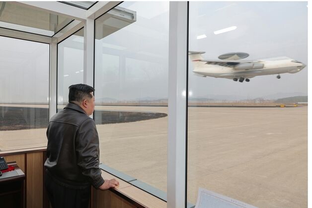 김정은, 정찰·AI자폭 무인기 참관…간부 필수자질 향상 당부[데일리 북한]