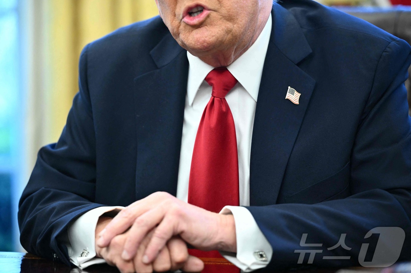 (워싱턴 AFP=뉴스1) 우동명 기자 = 도널드 트럼프 미국 대통령이 26일(현지시간) 워싱턴 백악관에서 기자회견 갖고 미국에 수입되는 외국산 자동차에 대해 오는 4월 2일부터 2 …