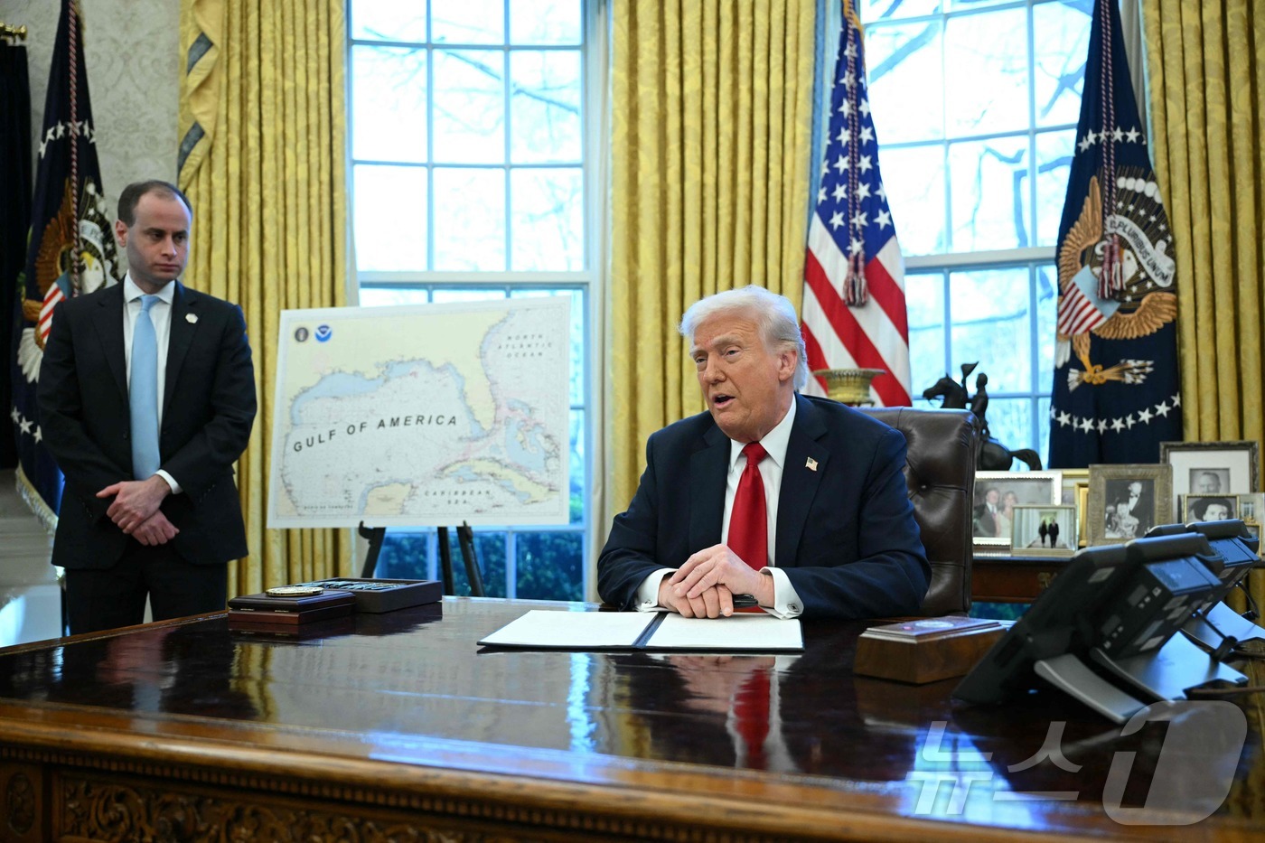 (워싱턴 AFP=뉴스1) 우동명 기자 = 도널드 트럼프 미국 대통령이 26일(현지시간) 워싱턴 백악관에서 기자회견 갖고 미국에 수입되는 외국산 자동차에 대해 오는 4월 2일부터 2 …