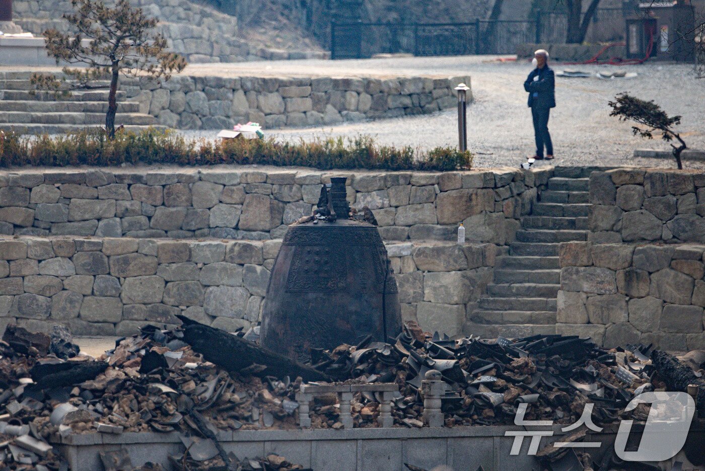 본문 이미지 - 전국 곳곳에 산불이 이어지고 있는 27일 경북 의성군 고운사에서 연기가 피어오르고 있다. 이번 산불로 국가지정 문화유산 보물로 지정된 고운사 가운루와 연수전 등이 전소됐다. 2025.3.27/뉴스1 ⓒ News1 이재명 기자