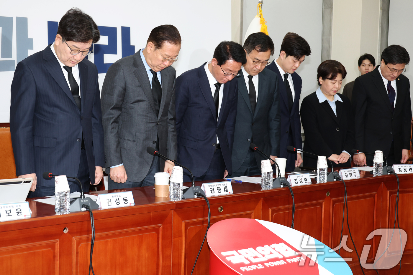 (서울=뉴스1) 이광호 기자 = 권영세 국민의힘 비상대책위원장과 권성동 원내대표, 김상훈 정책위의장 등이 27일 오전 서울 여의도 국회에서 열린 비상대책위원회의에 앞서 산불 희생자 …