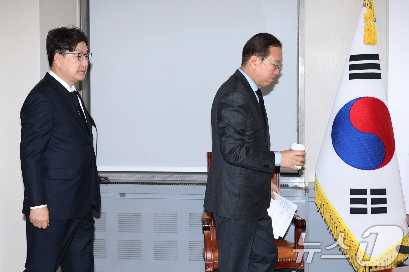 (서울=뉴스1) 이광호 기자 = 권영세 국민의힘 비상대책위원장과 권성동 원내대표가 27일 오전 서울 여의도 국회에서 열린 비상대책위원회의에 참석하고 있다.  2025.3.27/뉴스 …