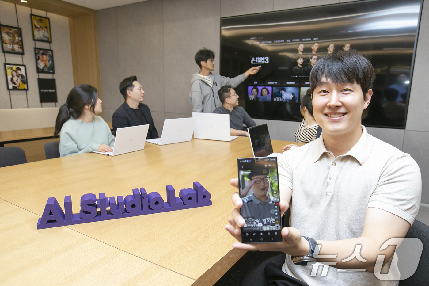 (서울=뉴스1) = KT가 오는 4월 7일 첫 방송되는 지니 TV 오리지널 '신병 3'의 마케팅에 AI 기술을 접목한다고 27일 밝혔다.KT AI 스튜디오 랩 직원들이'신병3'의 …