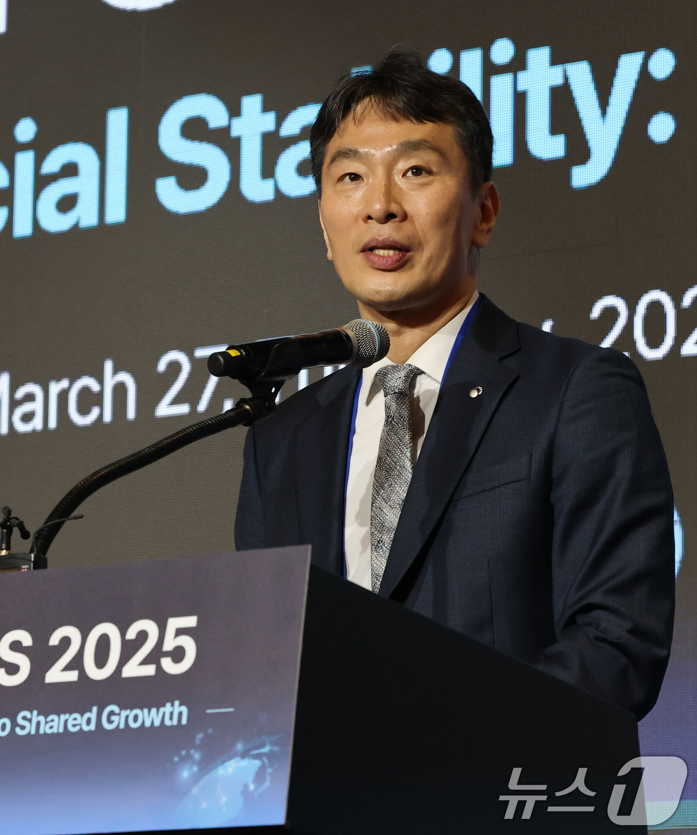 (서울=뉴스1) 박세연 기자 = 이복현 금융감독원장이 27일 서울 여의도 한국경제인협회 콘퍼런스센터에서 열린 외국계 금융회사 대상 행사인 금감원 SPEAKS 2025에서 개회사를 …