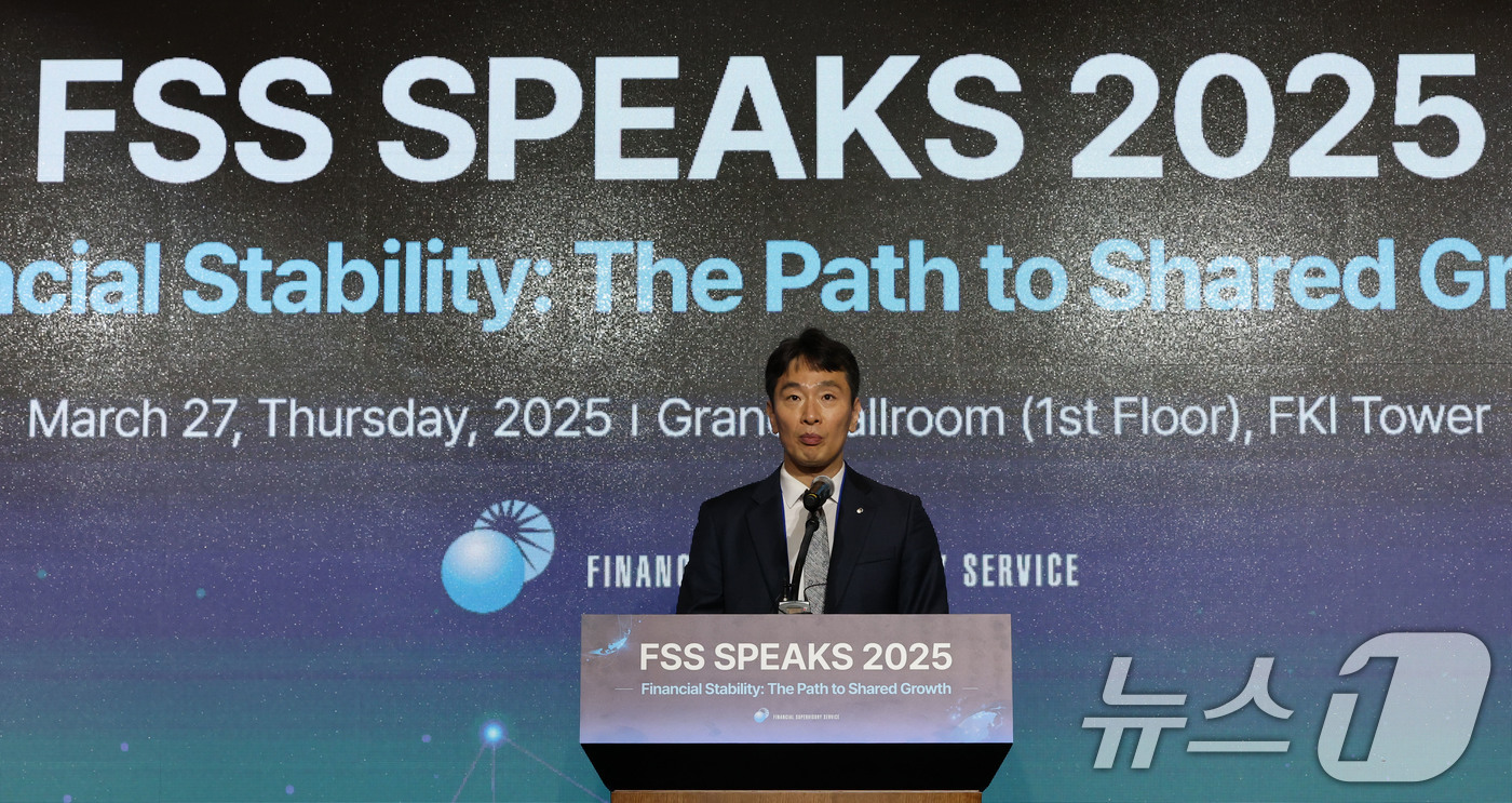 (서울=뉴스1) 박세연 기자 = 이복현 금융감독원장이 27일 서울 여의도 한국경제인협회 콘퍼런스센터에서 열린 외국계 금융회사 대상 행사인 금감원 SPEAKS 2025에서 개회사를 …