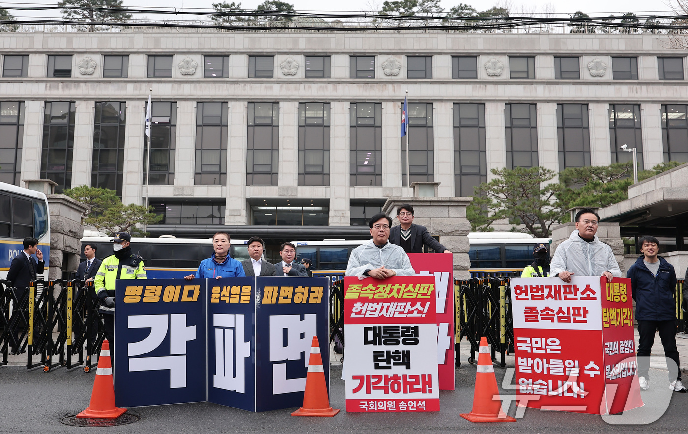 (서울=뉴스1) 김성진 기자 = 유상범(오른쪽부터)·송언석 국민의힘 의원과 전진숙 더불어민주당 의원이 27일 오전 서울 종로구 헌법재판소 앞에서 윤석열 대통령 탄핵을 두고 각하와 …