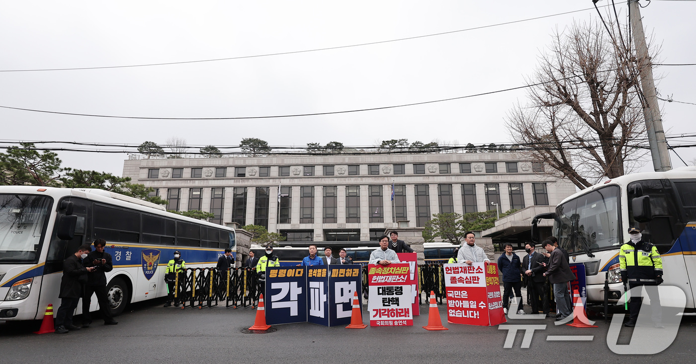 (서울=뉴스1) 김성진 기자 = 유상범(오른쪽부터)·송언석 국민의힘 의원과 전진숙 더불어민주당 의원이 27일 오전 서울 종로구 헌법재판소 앞에서 윤석열 대통령 탄핵을 두고 각하와 …