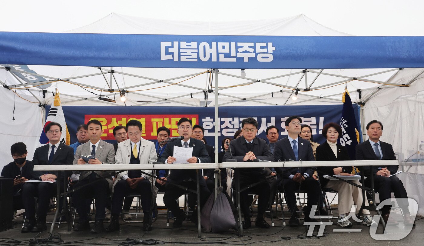 본문 이미지 - 박찬대 더불어민주당 원내대표가 27일 서울 종로구 광화문 앞 민주당 천막당사에서 열린 정책조정회의에서 발언하고 있다. 2025.3.27/뉴스1 ⓒ News1 박지혜 기자