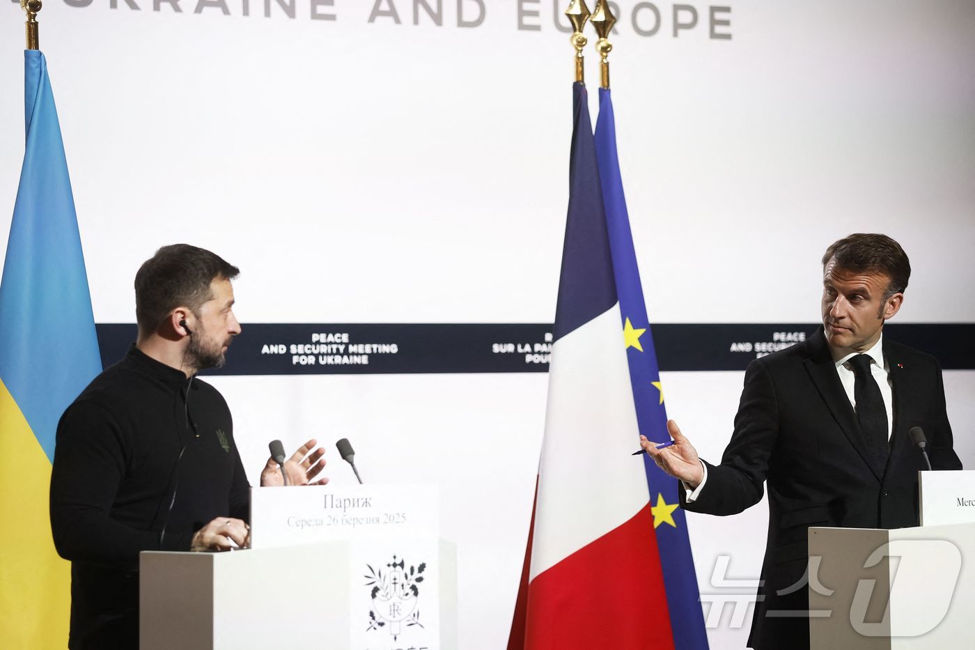 (파리 AFP=뉴스1) 우동명 기자 = 에마뉘엘 마크롱 프랑스 대통령이 26일(현지시간) 파리 엘리제 궁을 방문한 볼로디미르 젤렌스키 우크라이나 대통령과 기자회견을 하고 있다. 2 …