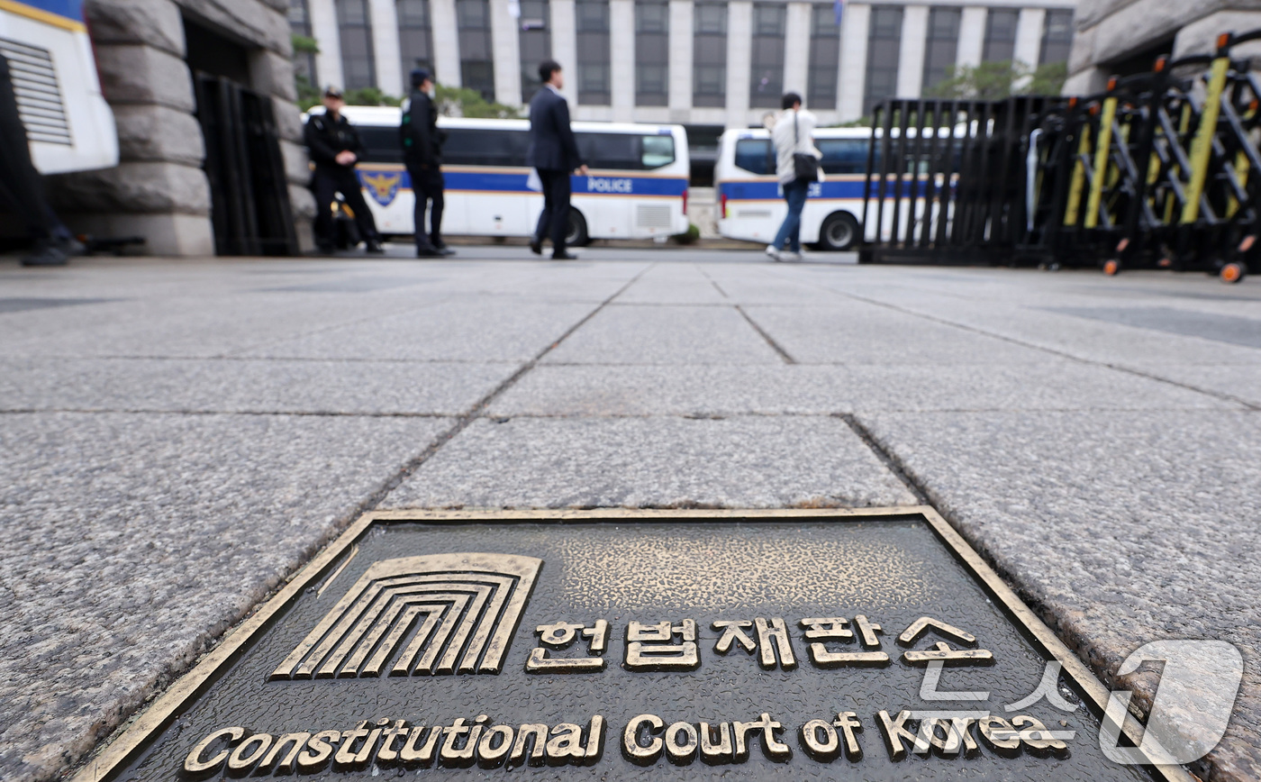 (서울=뉴스1) 김성진 기자 = 윤석열 대통령의 탄핵 심판을 심리 중인 헌법재판소의 결정이 4월에 열릴 가능성이 높아진 가운데 27일 오전 서울 종로구 헌법재판소 앞에서 경찰이 경 …