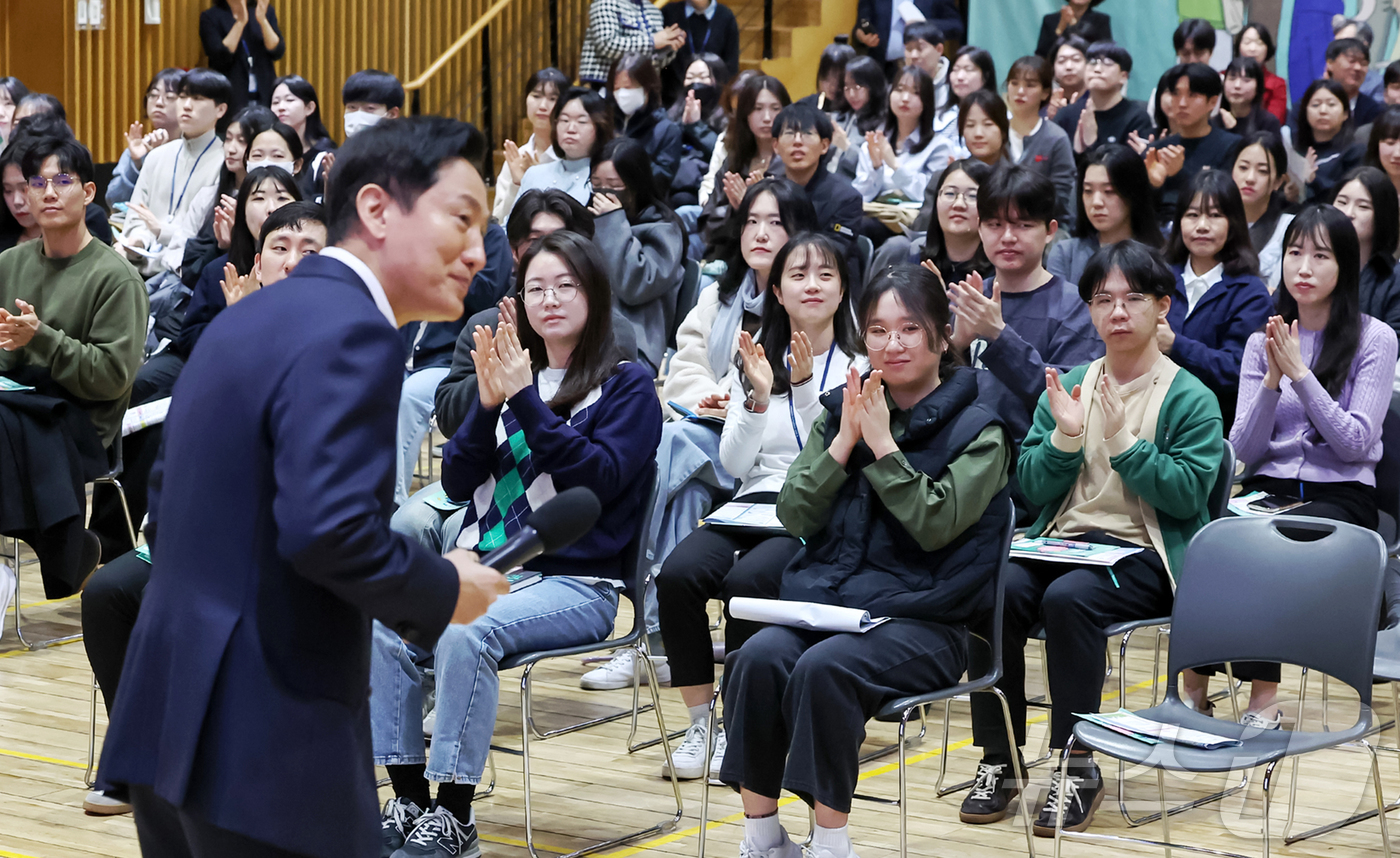 (서울=뉴스1) 민경석 기자 = 27일 오전 서울시 중구 서울시청에서 열린 '서울시 MZ공무원 영테크 특강'에 참석한 MZ세대 공무원들이 오세훈 서울시장의 인사말을 듣고 있다.서울 …