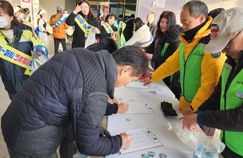 '신설 내륙철도 유치' 보은군 12만2216명 서명부 전달