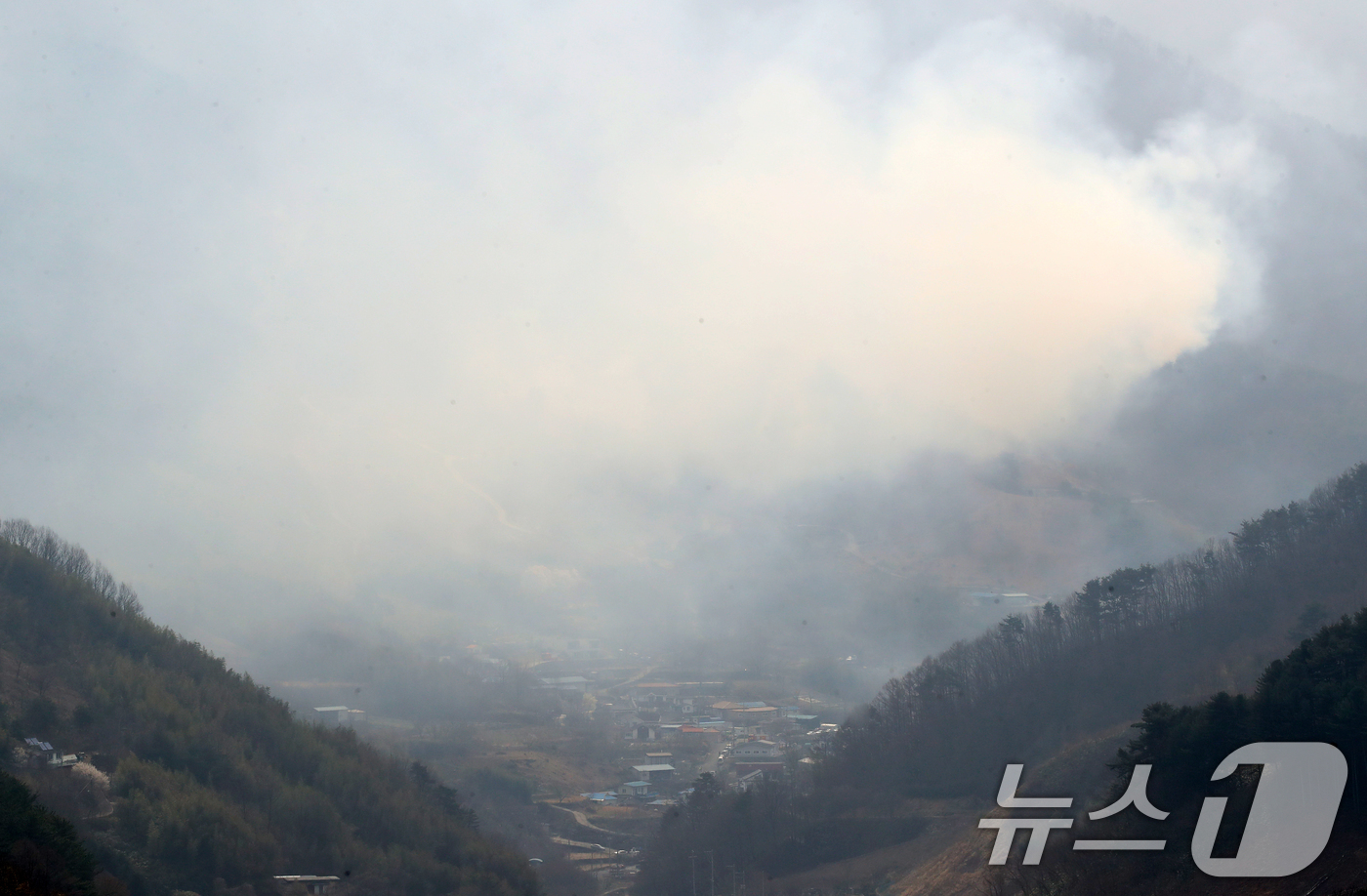 (산청=뉴스1) 윤일지 기자 = 경남 산청·하동 산불 일주일째인 27일 오전 지리산과 인접한 산청군 시천면 동당마을 위로 산불 연기가 피어오르고 있다. 2025.3.27/뉴스1
