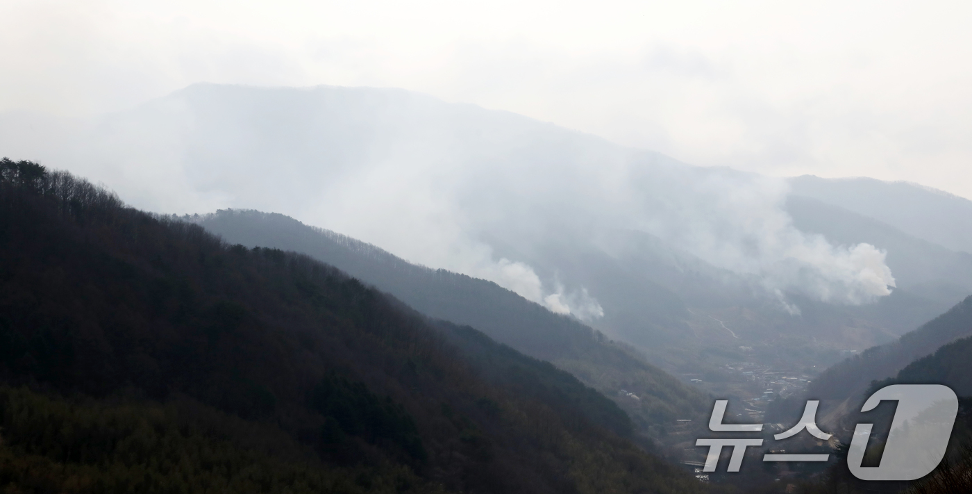 (산청=뉴스1) 윤일지 기자 = 경남 산청·하동 산불 일주일째인 27일 오전 지리산과 인접한 산청군 시천면 동당마을 위로 산불 연기가 피어오르고 있다.  2025.3.27/뉴스1