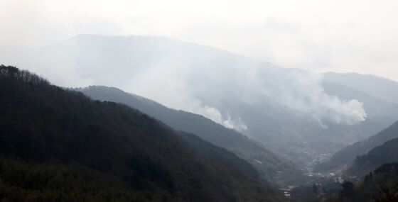 지리산 방향으로 퍼지는 산불 연기