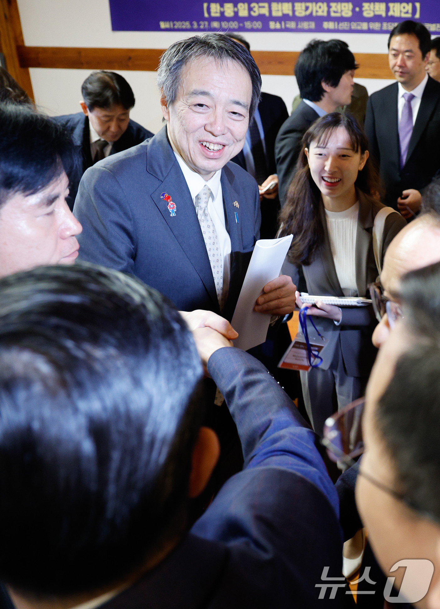 (서울=뉴스1) 안은나 기자 = 미즈시마 고이치 주한일본대사와 다이빙 주한중국대사가 27일 서울 여의도 국회 사랑재에서 열린 한·중·일 3국 협력 전문가 대화에서 악수하고 있다. …