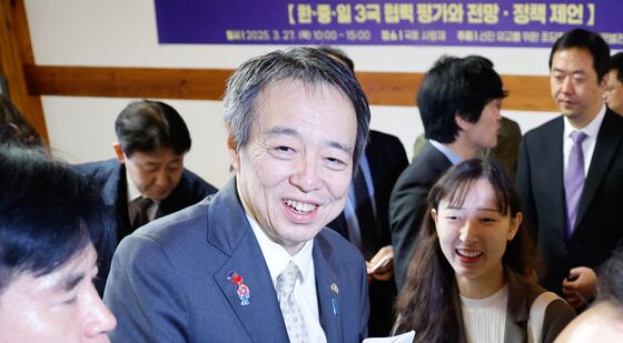 다이빙 대사와 악수하는 미즈시마 고이치 대사