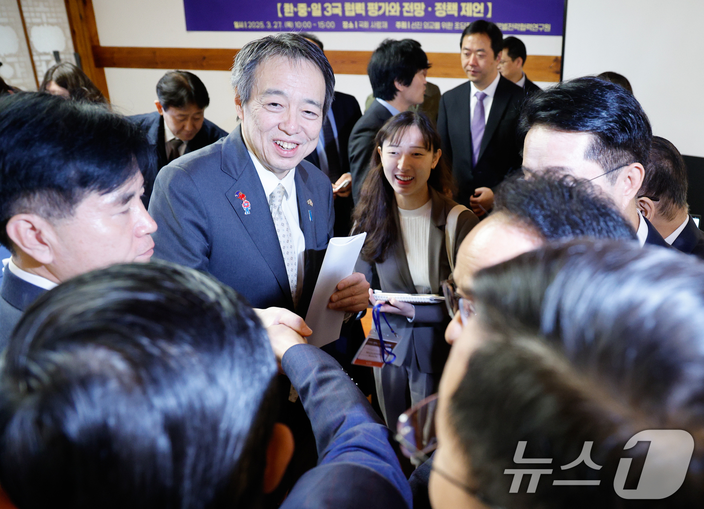 (서울=뉴스1) 안은나 기자 = 미즈시마 고이치 주한일본대사와 다이빙 주한중국대사가 27일 서울 여의도 국회 사랑재에서 열린 한·중·일 3국 협력 전문가 대화에서 악수하고 있다. …