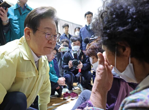 산불 이재민 손 꼭 잡은 이재명…"나라 주인이신데 잘 챙기겠다"