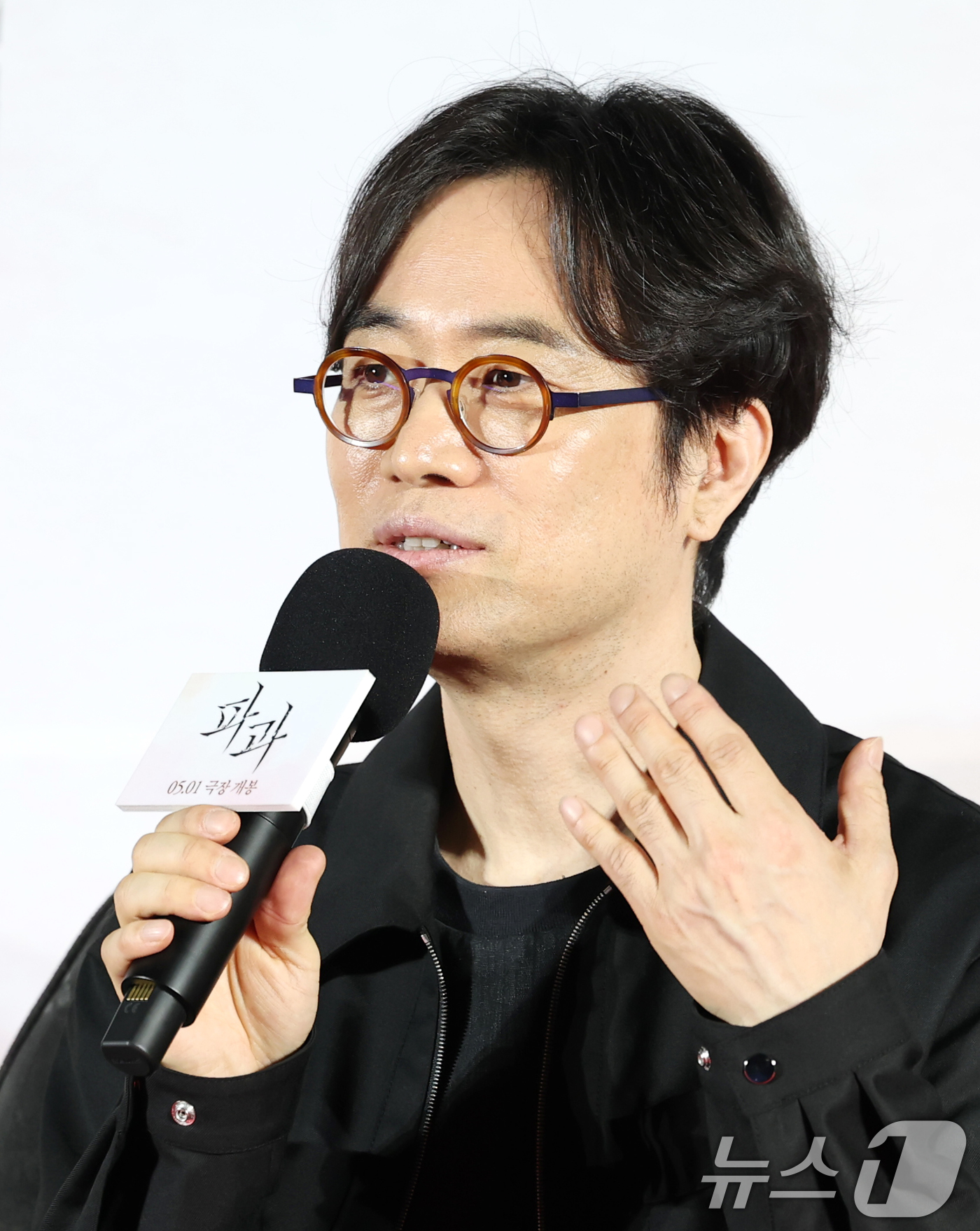 (서울=뉴스1) 권현진 기자 = 민규동 감독이 27일 오전 서울 광진구 자양동 롯데시네마 건대입구점에서 열린 영화 '파과' 제작보고회에 참석해 취재진의 질문에 답하고 있다.‘파과’ …