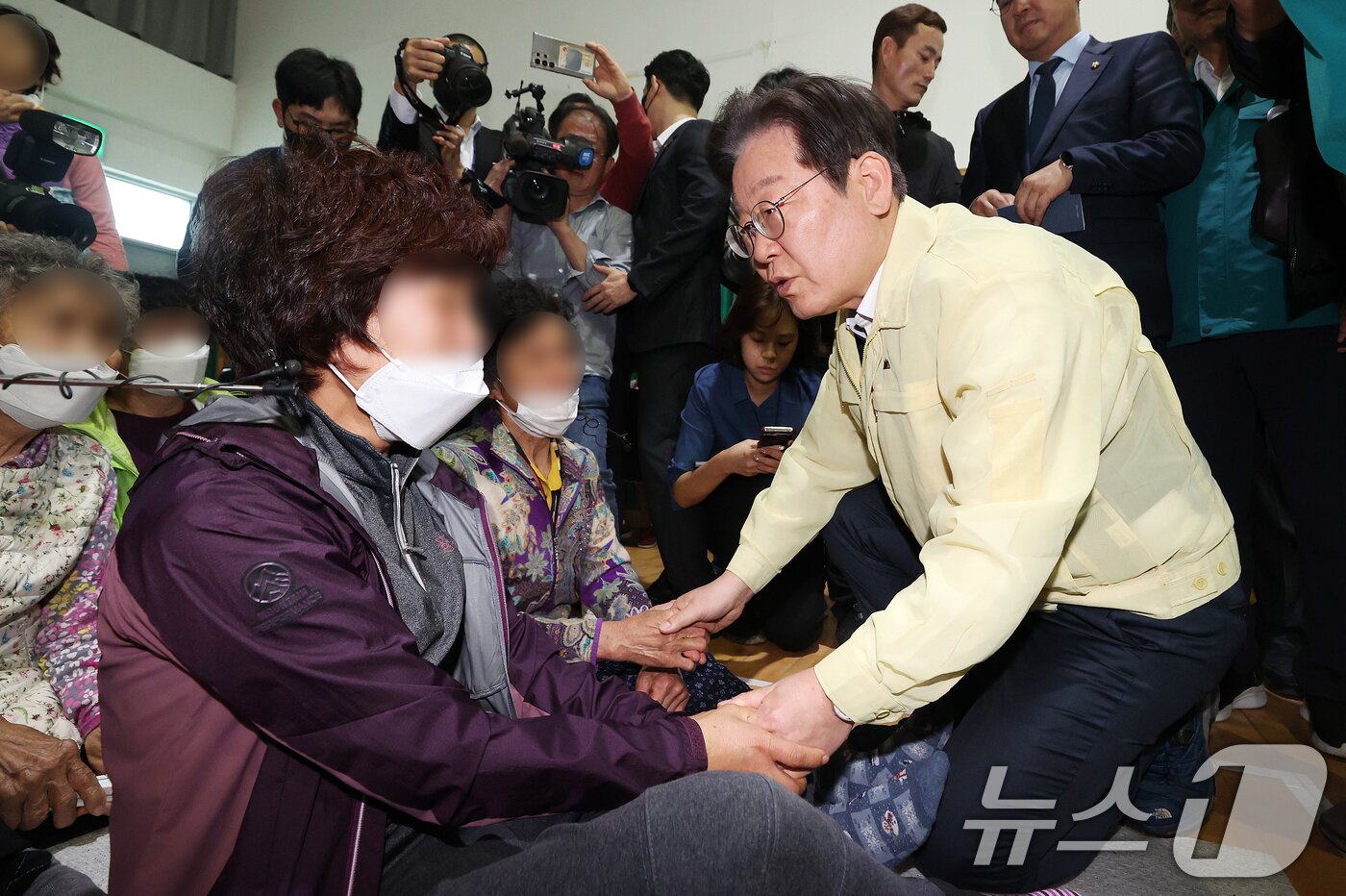 본문 이미지 - 이재명 더불어민주당 대표가 27일 오전 경북 의성시 점곡체육회관에 마련된 산불 이재민 대피소를 찾아 피해 주민들을 위로하고 있다. (공동취재) 2025.3.27/뉴스1 ⓒ News1 이재명 기자