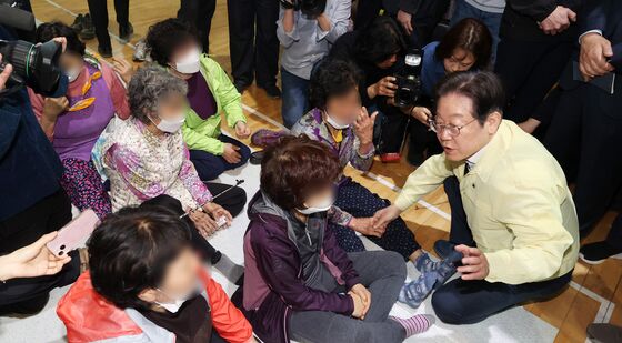 의성 산불 피해 주민들 위로하는 이재명 대표