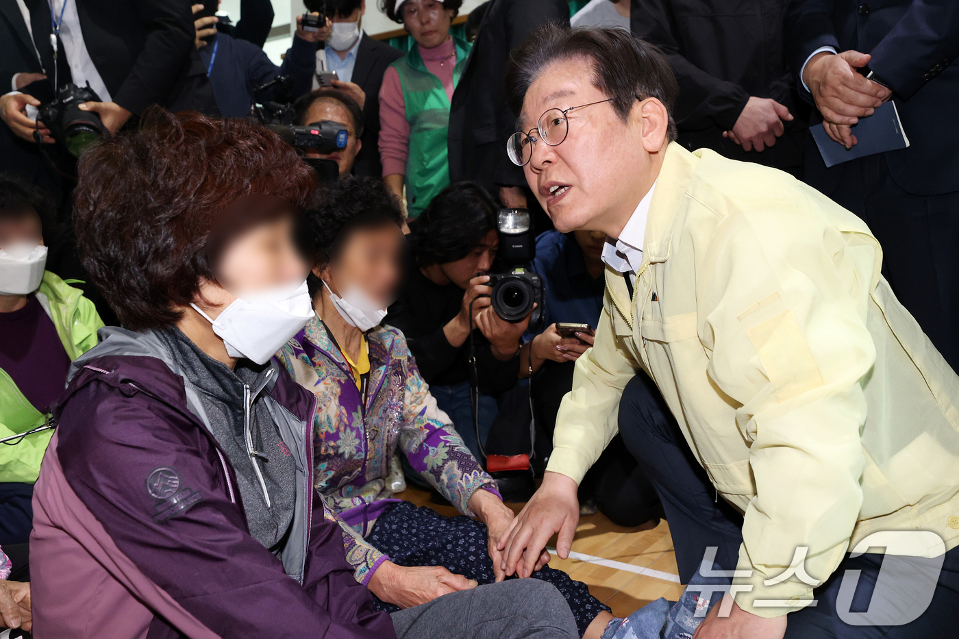 (의성=뉴스1) 이재명 기자 = 이재명 더불어민주당 대표가 27일 오전 경북 의성시 점곡체육회관에 마련된 산불 이재민 대피소를 찾아 피해 주민들을 위로하고 있다. (공동취재) 20 …