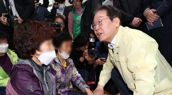 산불 피해 주민들 위로하는 이재명 대표
