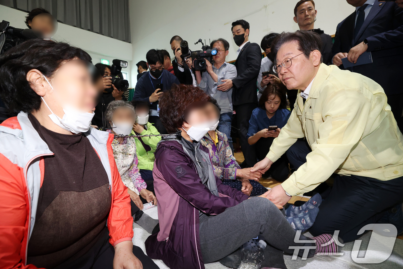 (의성=뉴스1) 이재명 기자 = 이재명 더불어민주당 대표가 27일 오전 경북 의성시 점곡체육회관에 마련된 산불 이재민 대피소를 찾아 피해 주민들을 위로하고 있다. (공동취재) 20 …