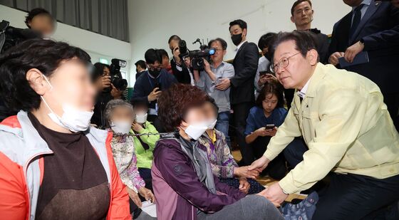 의성 산불 이재민 대피소 찾은 이재명 대표