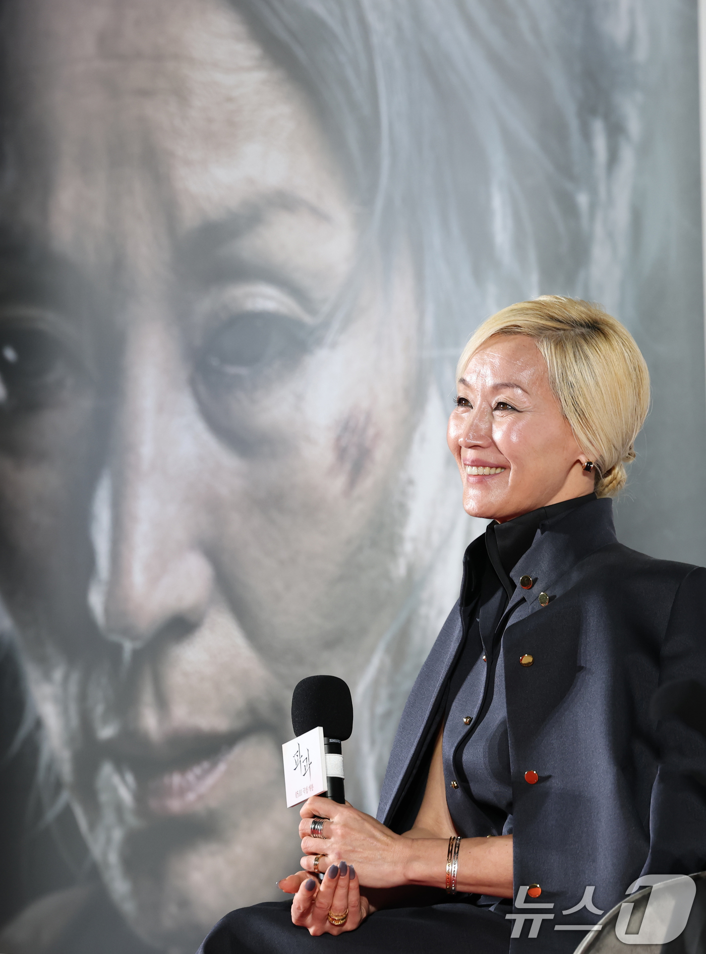 (서울=뉴스1) 권현진 기자 = 배우 이혜영이 27일 오전 서울 광진구 자양동 롯데시네마 건대입구점에서 열린 영화 '파과' 제작보고회에 참석해 취재진의 질문에 답하고 있다.‘파과’ …