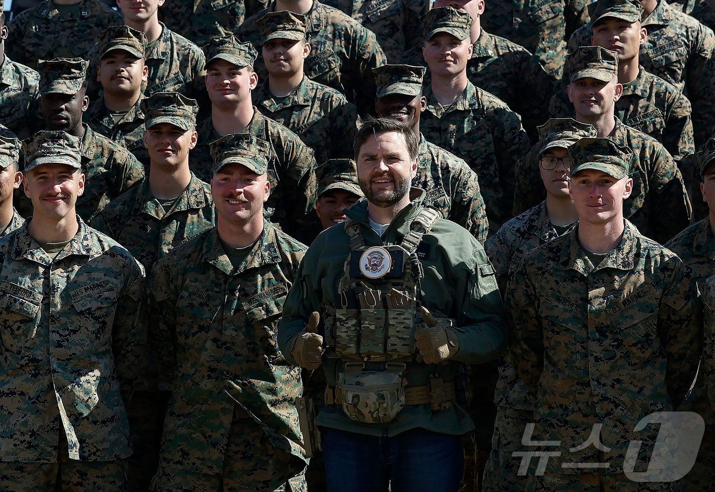 (콴티코 AFP=뉴스1) 우동명 기자 = JD 밴스 미국 부통령이 26일(현지시간) 버지니아주 콴티코에 있는 해병대 기지를 방문해 장병들과 포즈를 취하고 있다. 2025.03.27 …