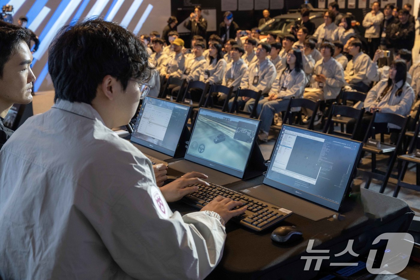 (서울=뉴스1) = 현대자동차그룹은 27일 대학생 대상 자율주행 경진대회인 '2025 자율주행 챌린지' 본선 대회를 서울 코엑스에서 개최했다고 밝혔다.2025 자율주행 챌린지 대회 …