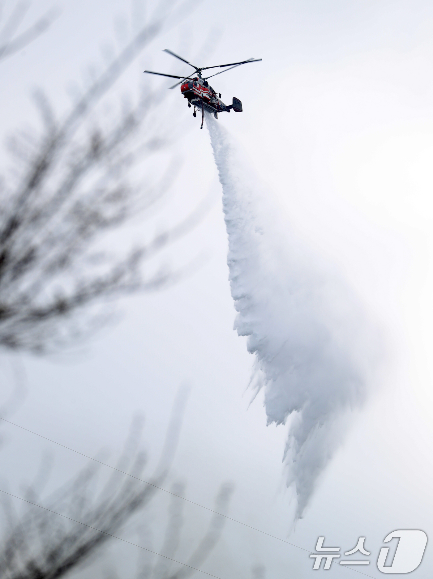 (무주=뉴스1) 유경석 기자 = 27일 전북자치도 무주군 부남면 일원 야산에서 산림청 헬기가 산불지연제를 투하하며 산불 진화를 하고 있다. 2025.3.27/뉴스1