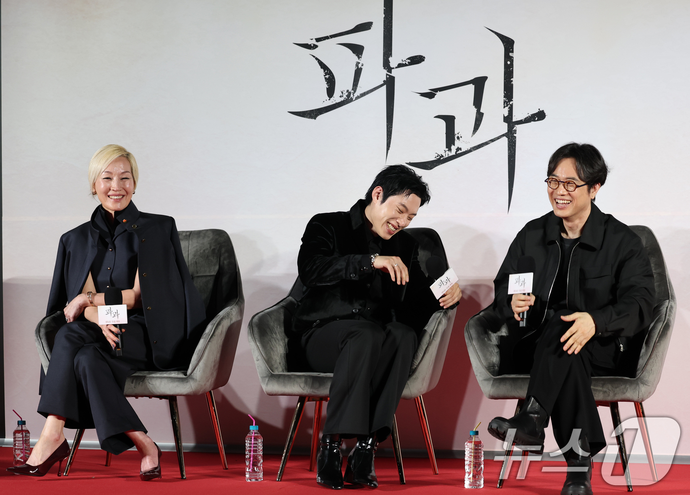 (서울=뉴스1) 권현진 기자 = 배우 이혜영(왼쪽)이 27일 오전 서울 광진구 자양동 롯데시네마 건대입구점에서 열린 영화 '파과' 제작보고회에 참석해 봉준호 감독의 '미키17' 보 …