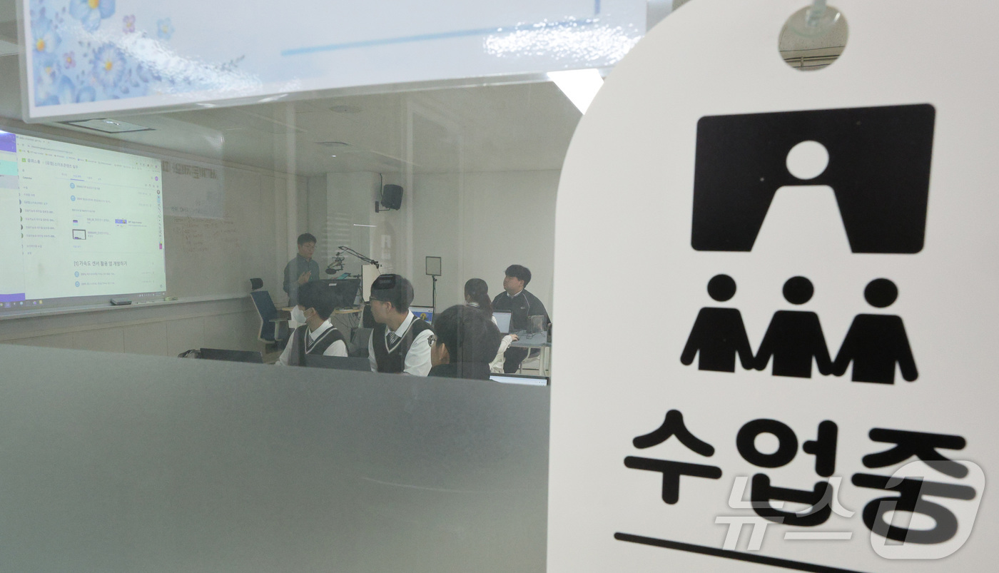 (서울=뉴스1) 신웅수 기자 = 지난 27일 오전 고교학점제 수업을 시행 중인 서울 관악구 당곡고등학교에서 '스마트콘텐츠 실무' 수업이 진행되고 있다.고교학점제는 학생이 진로와 적 …