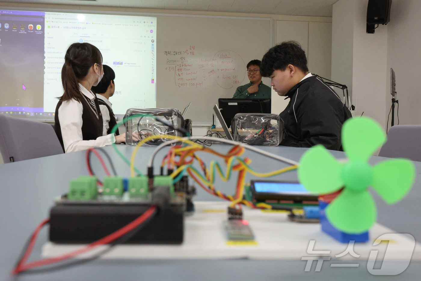 (서울=뉴스1) 신웅수 기자 = 지난 27일 오전 고교학점제 수업을 시행 중인 서울 관악구 당곡고등학교에서 '스마트콘텐츠 실무' 수업이 진행되고 있다.고교학점제는 학생이 진로와 적 …