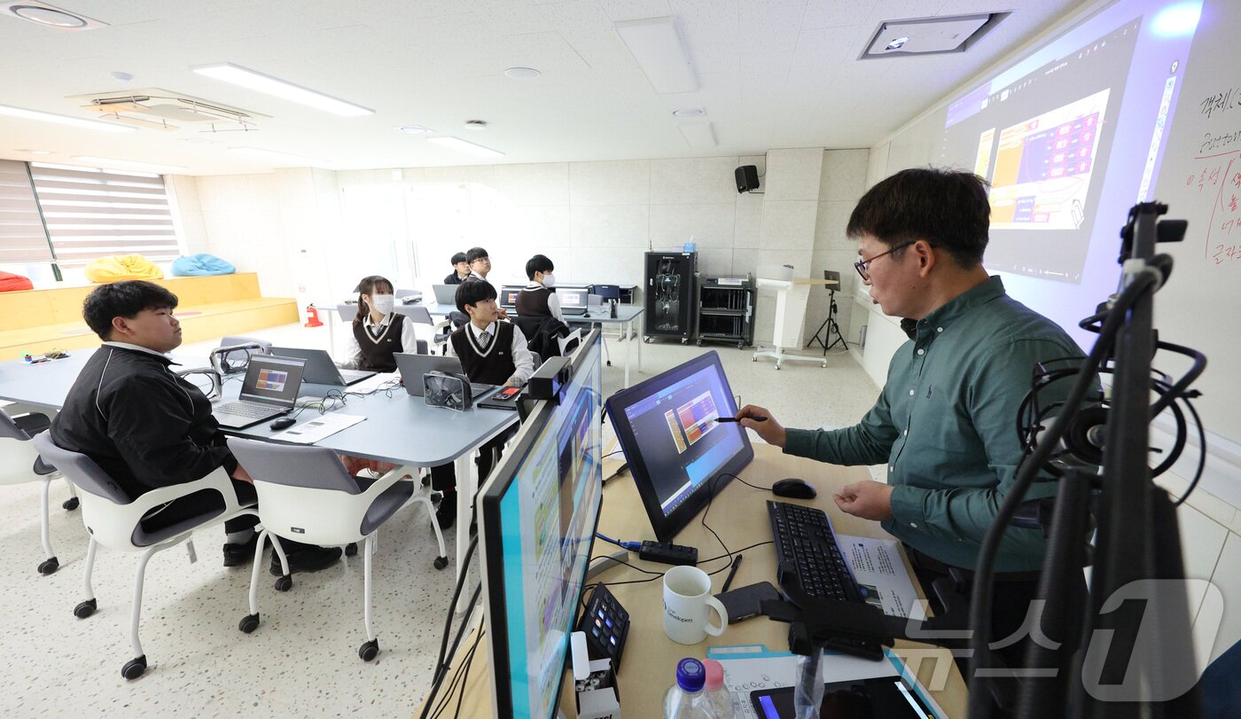 본문 이미지 - 고교학점제 수업 중인 서울 한 고등학교 모습.  &#40;뉴스1DB&#41; ⓒ News1 신웅수 기자