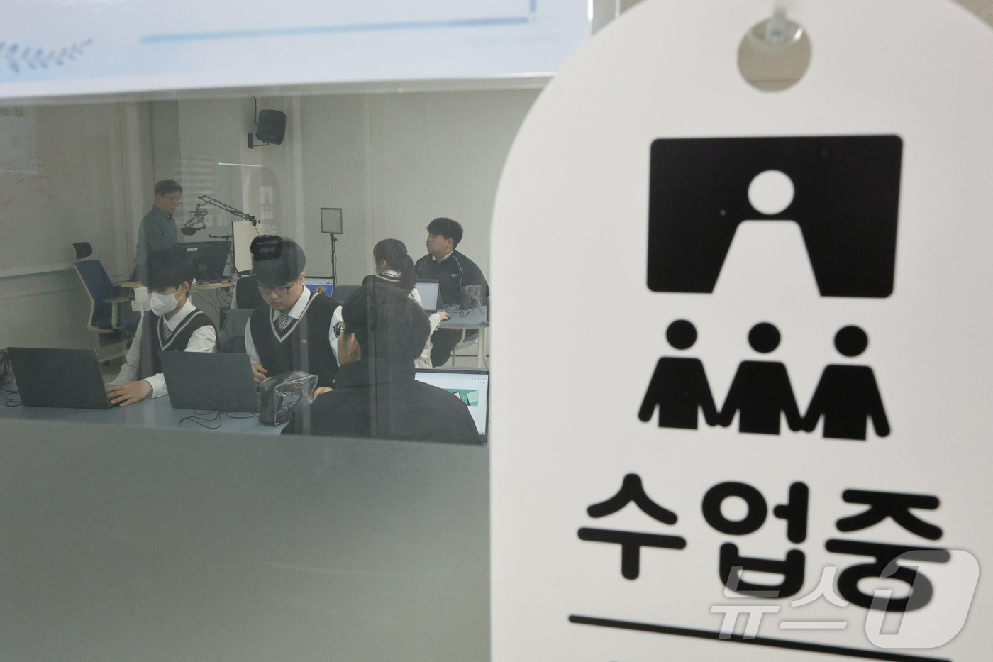 (서울=뉴스1) 신웅수 기자 = 지난 27일 오전 고교학점제 수업을 시행 중인 서울 관악구 당곡고등학교에서 '스마트콘텐츠 실무' 수업이 진행되고 있다.고교학점제는 학생이 진로와 적 …