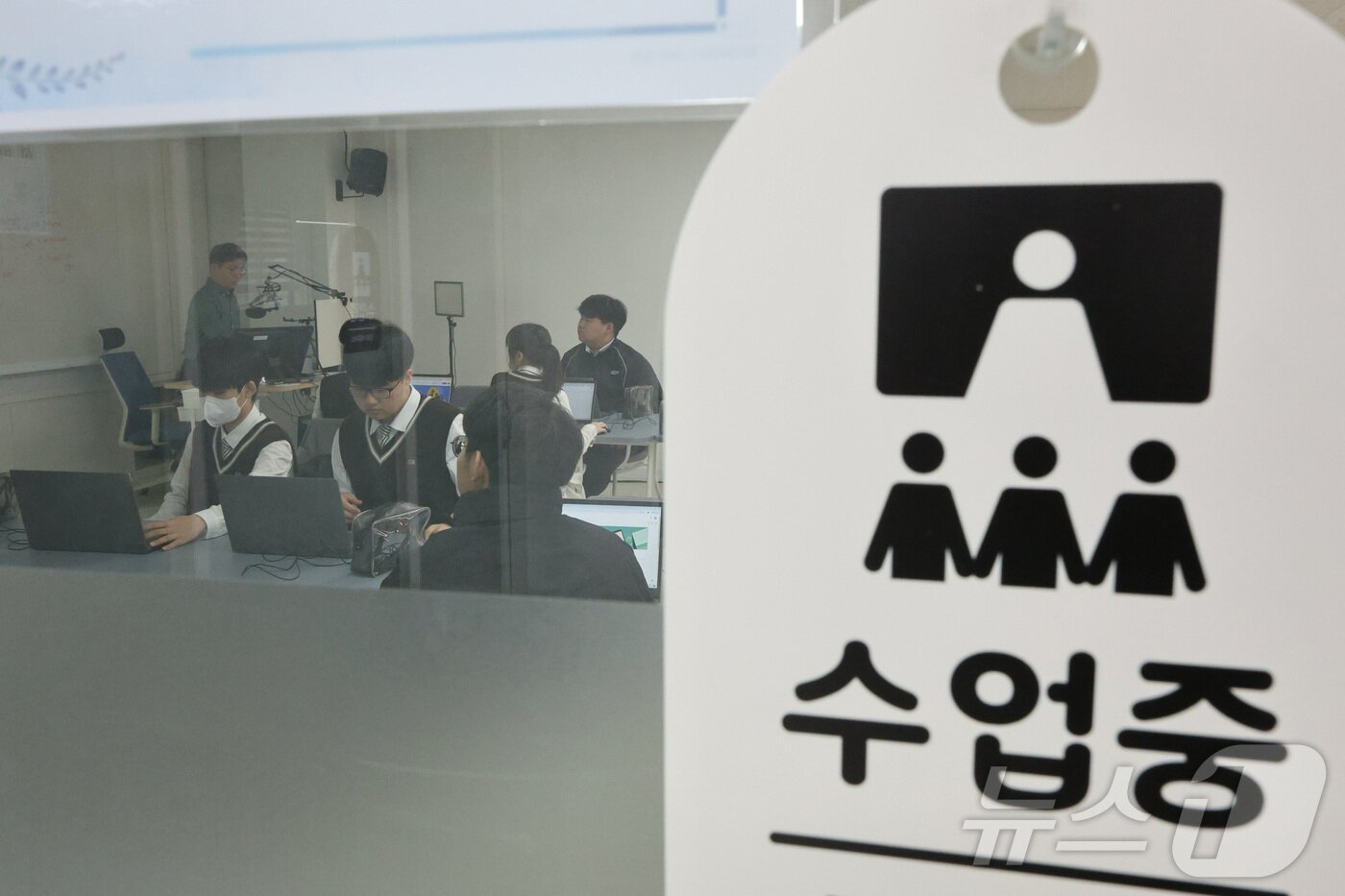 본문 이미지 - 고교학점제 수업을 시행 중인 한 고등학교. /뉴스1 ⓒ News1 신웅수 기자