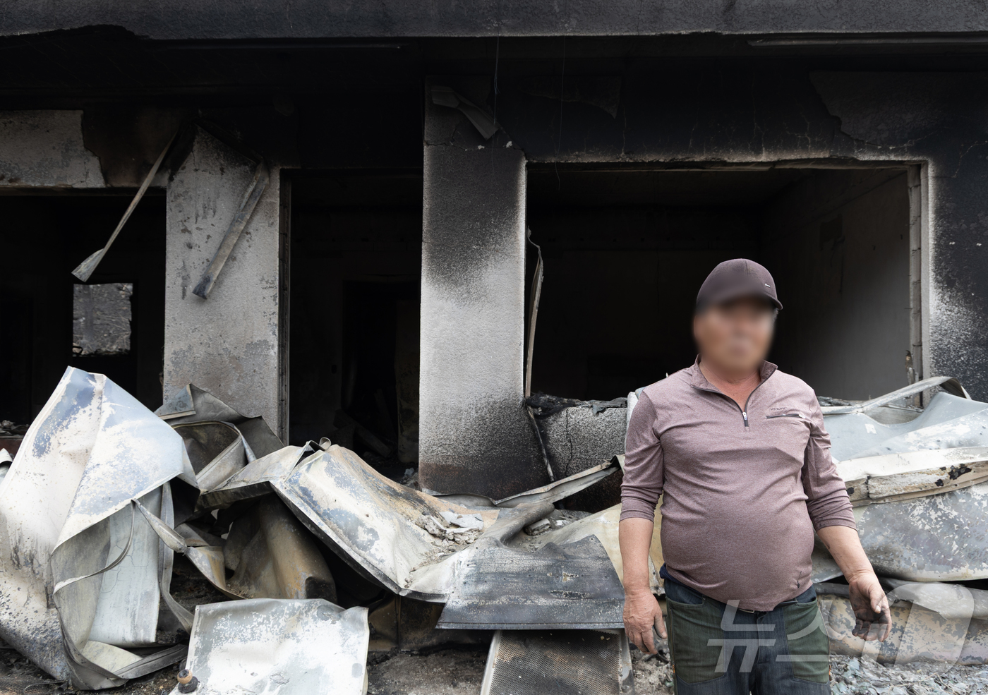 (의성=뉴스1) 이재명 기자 = 전국 곳곳에 산불이 이어지고 있는 27일 경북 의성군 동변1리마을 인근에서 한 주민이 산불 피해 상황을 설명하고 있다. 2025.3.27/뉴스1