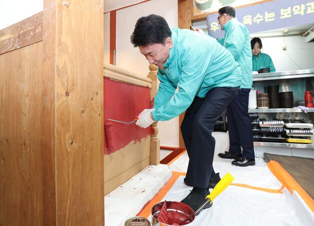 함영주 하나금융 회장, 연임 후 첫 공식 행보는…소상공인 지원